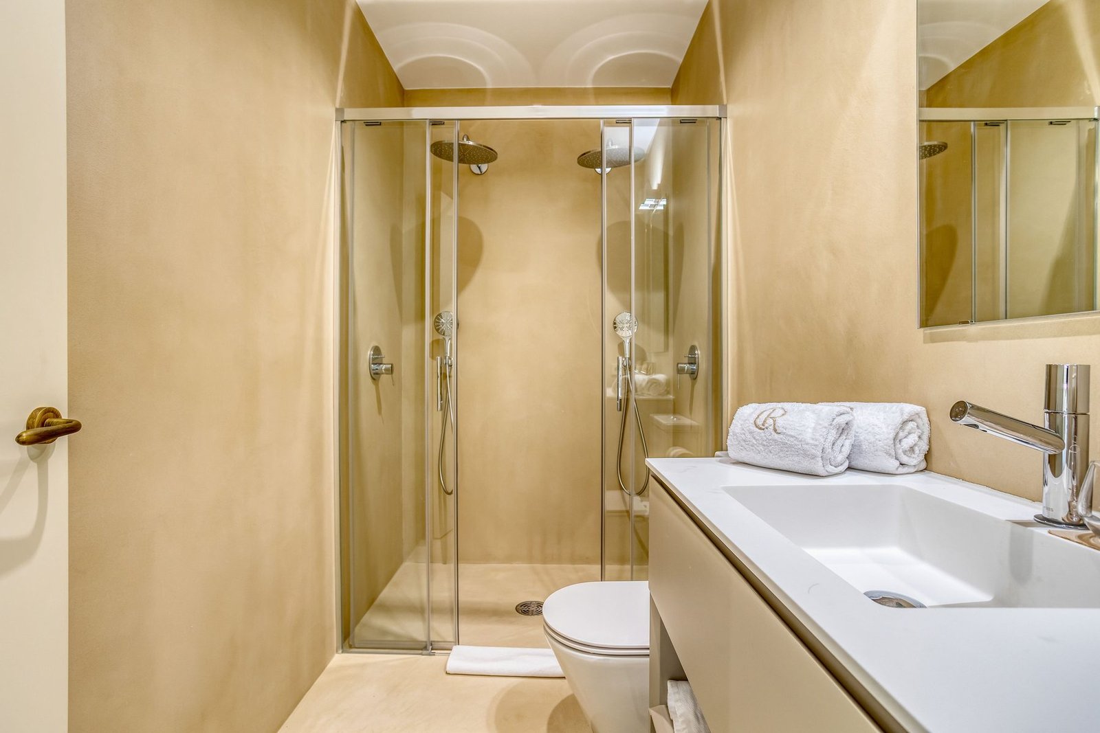 Baño de microcemento de Santa Maria con ducha de obra