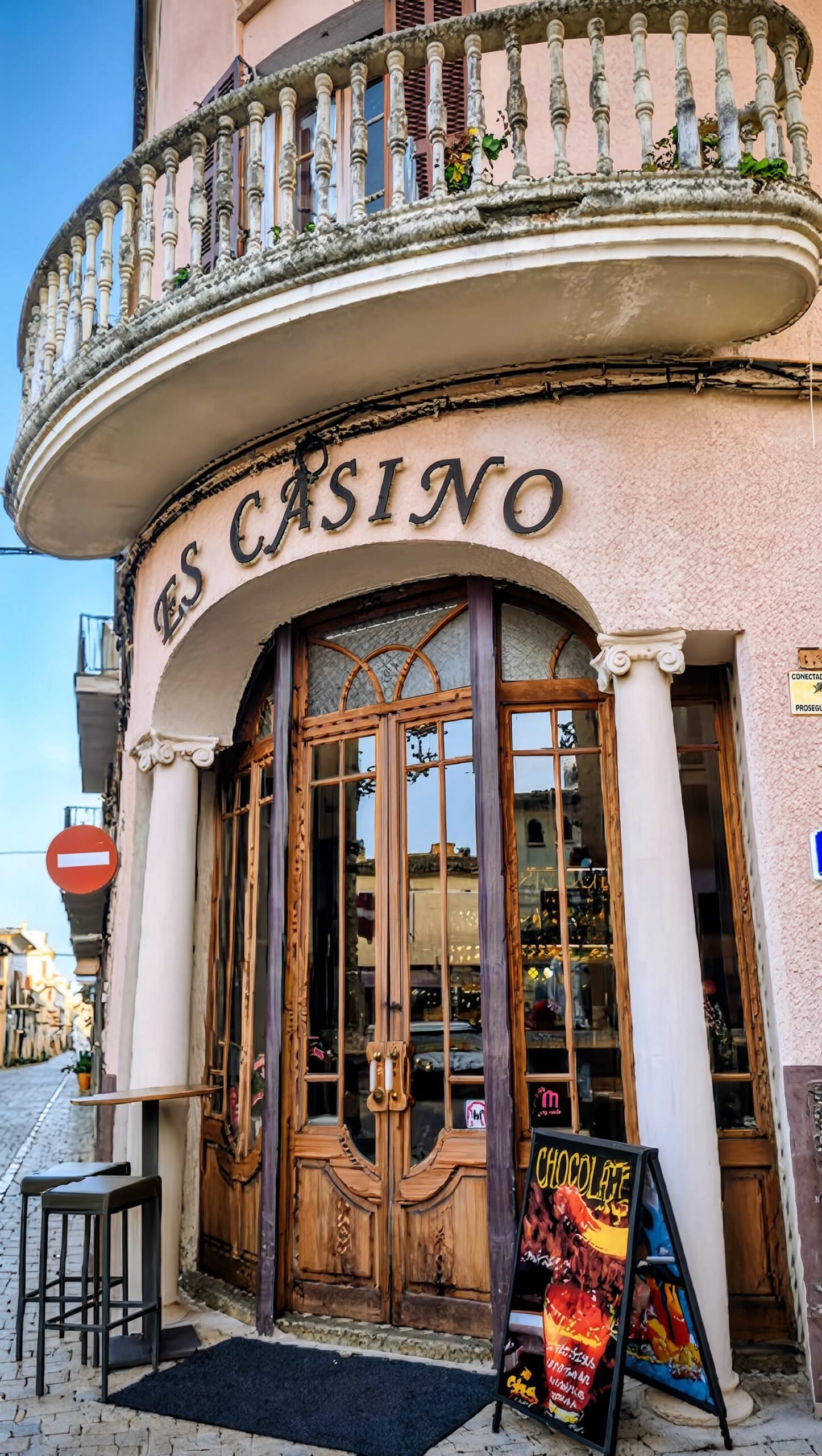 Fachada del Bar Restaurante Es Casino, en la plaça Ramon Llull de Petra