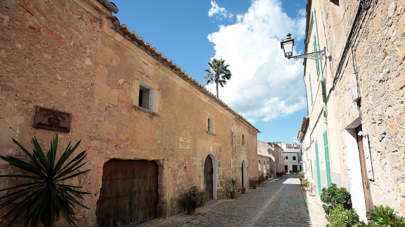 Calle empedrada del Barracar Alt y casa natal de Fray Junípero Serra