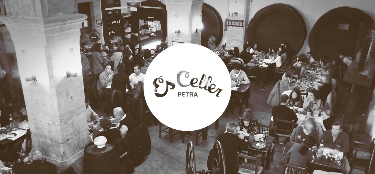 Comedor de Es Celler Petra entre botas de vino centenarias